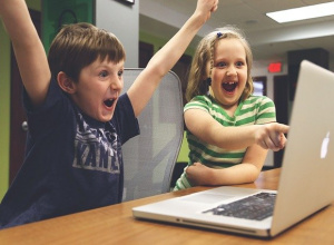 Dzieci przy komputerze